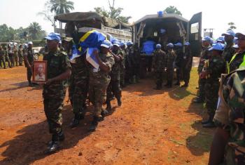 Cerimônia presta tributo aos boinas-azuis mortos em ataque. Foto: MONUSCO/Alain Coulibaly