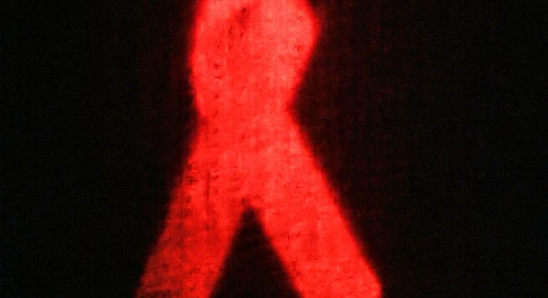 Красная ленточка - символ борьбы со СПИДом. Фото ООН