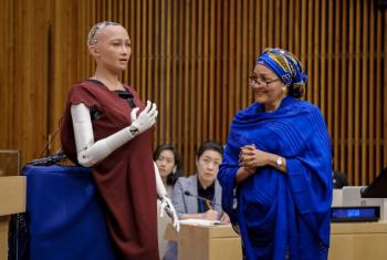 Робот София отвечает на вопросы Амины Мохаммед. Фото из архива ООН