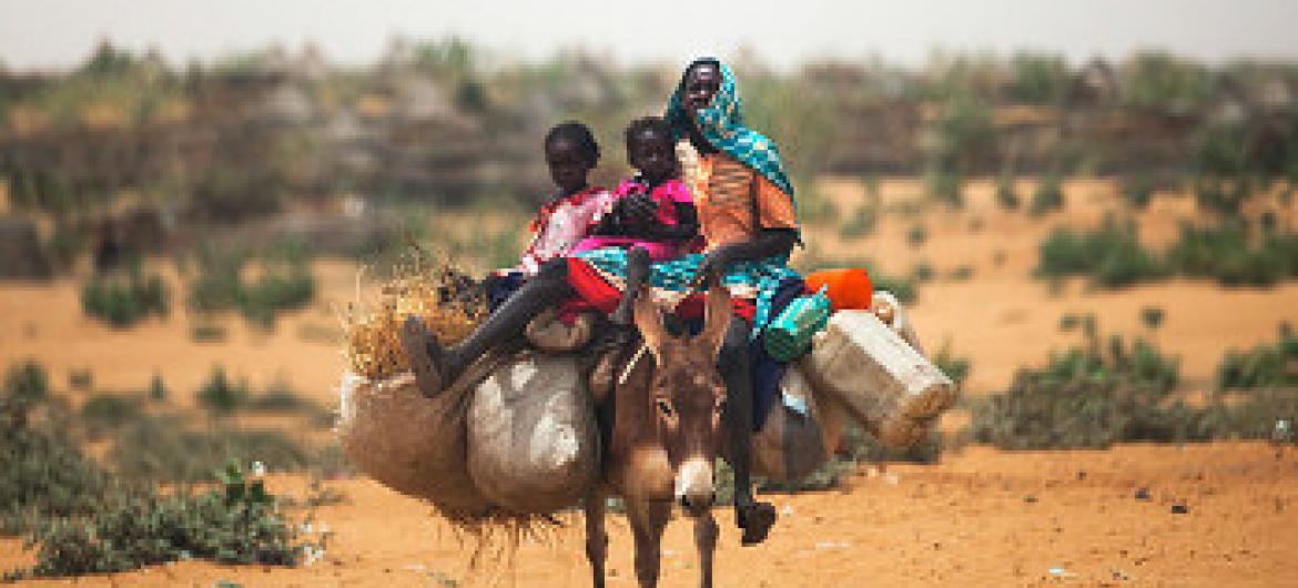 Bado umaskini uliokithiri unaendelea kwenye baadhi ya maeneo duniani kote, kama hapa Darfur, nchini Sudan. Picha ya UN/Albert González Farran
