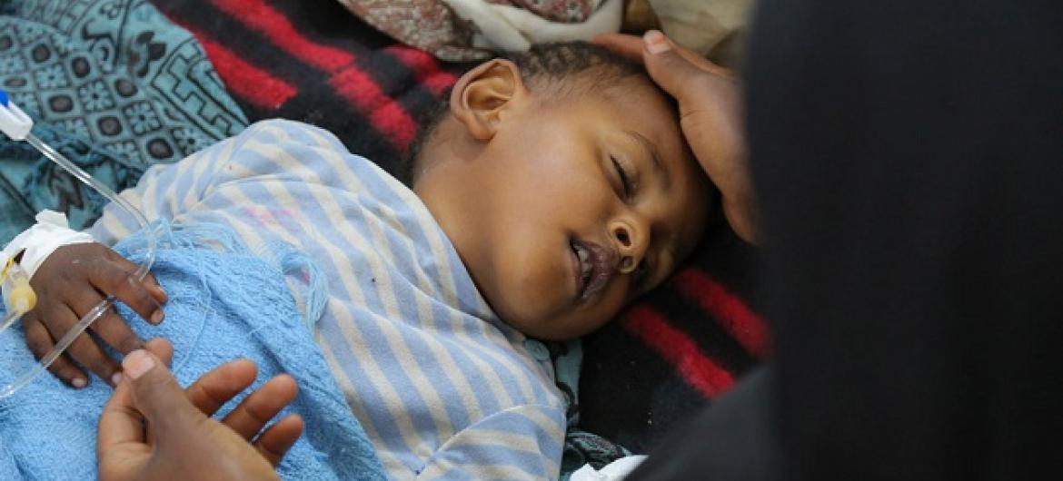 Mtoto anahudumiwa katika hospitali ya Sab'een huko Sana'a nchini Yemen. Ni mmoja wa watoto waathirika wa kipindupindu. Picha: © UNICEF/UN065873/Alzekri