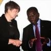 Mkuu wa UNDP Helen Clark akizungumza na Waziri Mkuu wa Tanzania Mizengo Pinda. (Picha-UNDP)