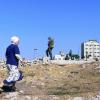 Mkaazi wa Palestina akipita mbele ya askari wa Israeli mashariki mwa Jerusalem. Picha: IRIN/Andreas Hackl(UN News Centre)