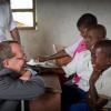 Martin Kobler mkuu wa MONUSCO akizungumza na wanafunzi kwenye kijiji cha Kivu Kaskazini, @MONUSCO/SylvainLiechti