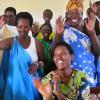 Wanawake kutoka Rwanda wanasherehekea baada ya kumaliza mafunzo ya kilimo(Picha:Stephanie Oula/UN Women)