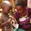 Watoto wawili wakimbizi kutoka Burundi kwenye kambia ya Mahama, Mashariki mwa Rwanda. Picha: UNICEF / NYHQ 2015-1378 / Pflanz