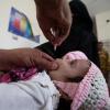 Mtoto apokea chanjo dhidi ya polio katika kituo cha Al-Olufi, Sanaa, Yemen.(Picha:UNICEF/IMG_9423/Yasin)