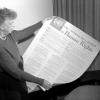 Eleanor Roosevelt wa Marekani akiwa ameshika nakala ya tamko la haki za binadamu lililoandikwa la lugha ya Kiingereza (Novembea 1949). Picha na UN