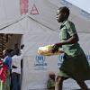 Nchini Uganda, wakimbizi kutoka Sudan Kusini na DRC wakiwa katika harakati za kupata mlo. (Picha:UN/Mark Garten)