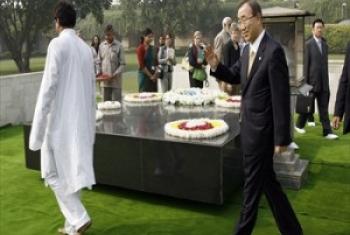 Katibu Mkuu wa UM Ban Ki-Moon alipotembea kaburi la Mahatma Gandhi lililoko eneo la Raj Ghat nchini India mwaka 2008. (picha:UN/Mark Garten)