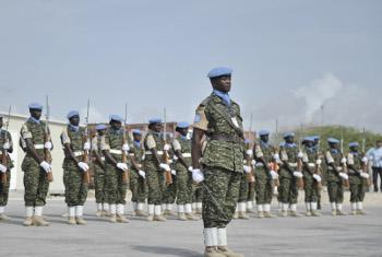 Hapa ni walinda amani wa UNSOM wakati wa ziara la Baraza la Usalama nchini Somalia mwaka 2014.(Picha:UM/Tobin Jones)