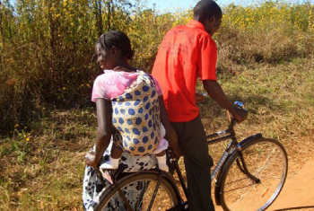 Mwanamke anasafiri akitumia baiskeli barani Afrika. Picha: UNEP