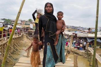 UNHCR imewapatia Wakimbizi wa Rohingya vifaa muhimu kutoka kituo cha usambazaji katika kambi ya Kutupalong ili kuwawezesha kurejea makazi yao. Picha: © UNHCR / Hall ya Andy