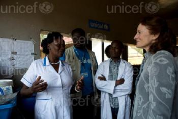 Mkurugenzi Mtendaji wa shirika la Umoja wa Mataifa la kuhudumia watoto, UNICEF, Henrietta H. Fore asikiliza simulizi kutoka wafanyakazi wa UNICEF katika ziara yake nchini Sudan Kusini. Picha: UNICEF/UN0156591/Prinsloo