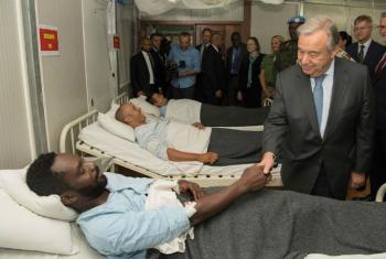 古特雷斯秘书长在中非共和国探望受伤的维和人员。联合国图片/Eskinder Debebe